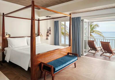 Peninsula Balcony Suite