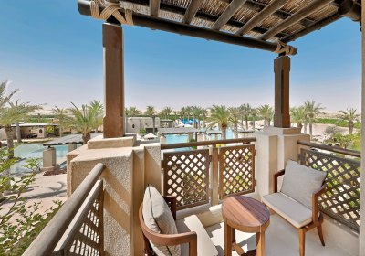 Wohnbeispiel Deluxe Pool View Room