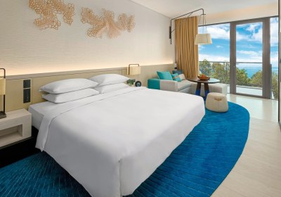 Wohnbeispiel 1 King Bed/2 Twin Beds Partial Ocean View