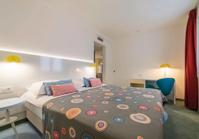 Wohnbeispeispiel Familienzimmer mit Verbindungst&uuml;r Parkseite