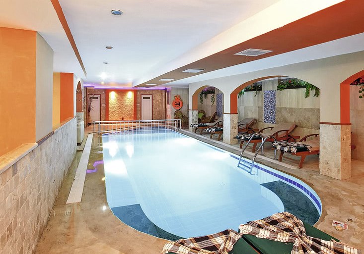 Beispiel: Hotel Innenpool