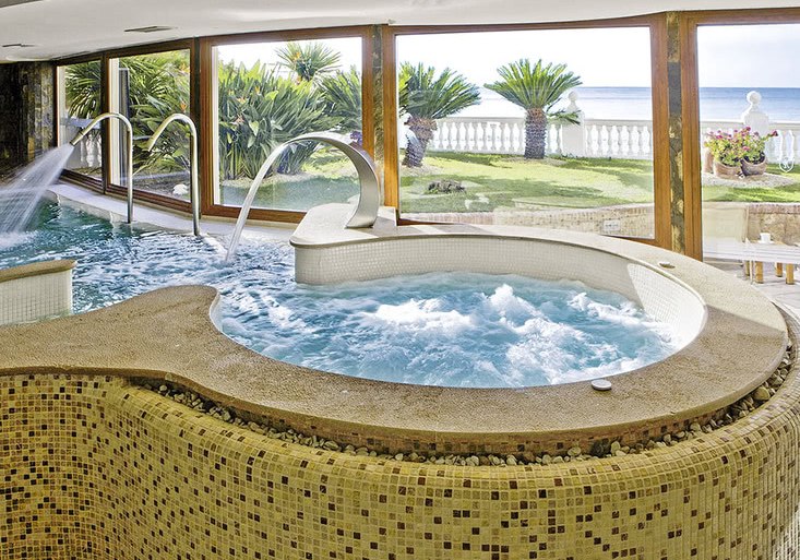 Beispiel: Hotel Innenpool