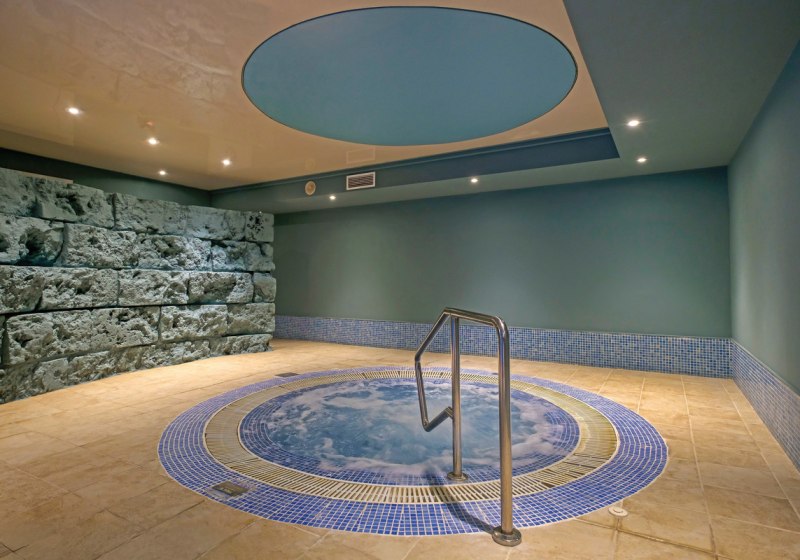 Beispiel: Hotel Innenpool