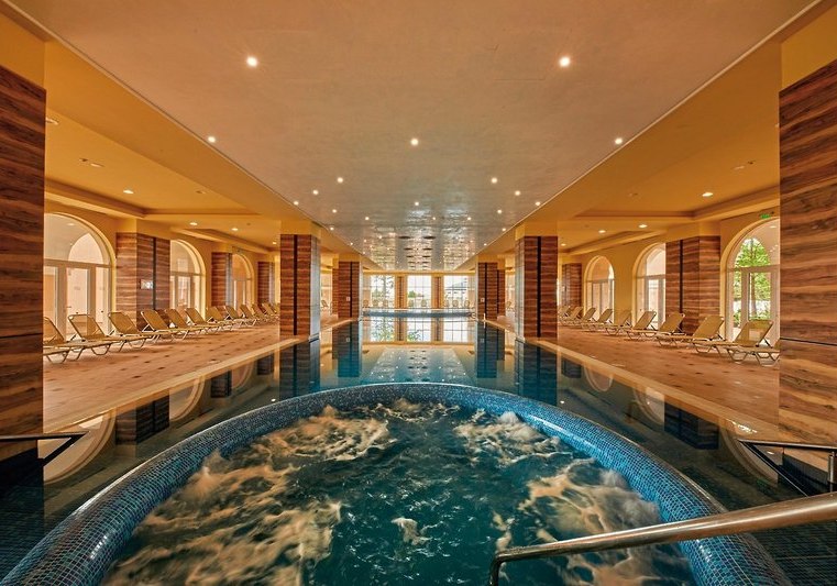 Beispiel: Hotel Innenpool