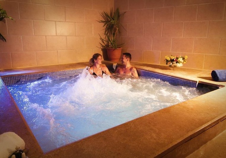 Beispiel: Hotel Innenpool