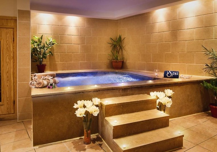 Beispiel: Hotel Innenpool