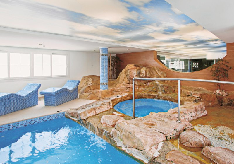 Beispiel: Hotel Innenpool